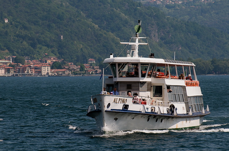 1 schifftoskana D35_8060 als Smart-Objekt-1 Kopie.jpg - Zum Nachbarort Cannobio ging es heute mit dem Schiff . Anton mußte auf dem Schiff seinen Maulkorb tragen ( aber nur beim ein und aussteigen , den Rest haben wir gemogelt)  Sind wieder  4 Stunden in und um Cannobio herumgelaufen. 